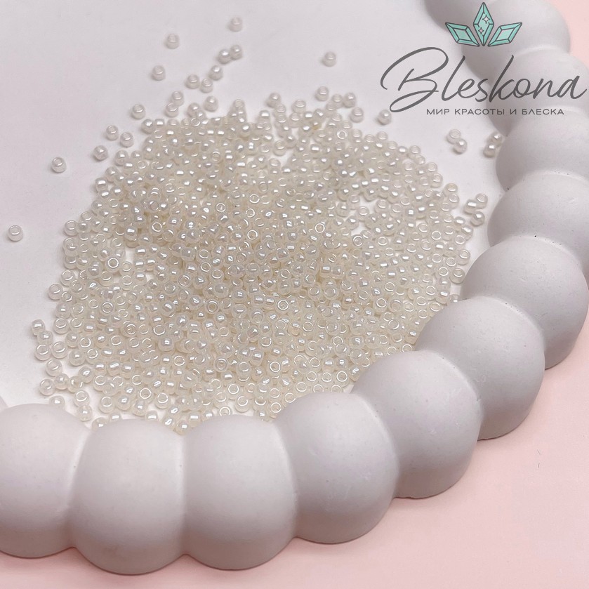 Бисер TOHO round 11/0 цвет №663 (оттенок молочного)