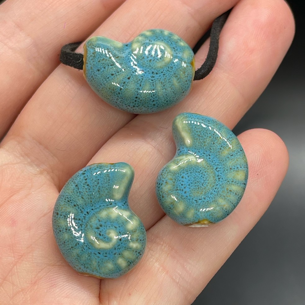 21*17 мм Бусина Аммонит, керамика цвет морской волны