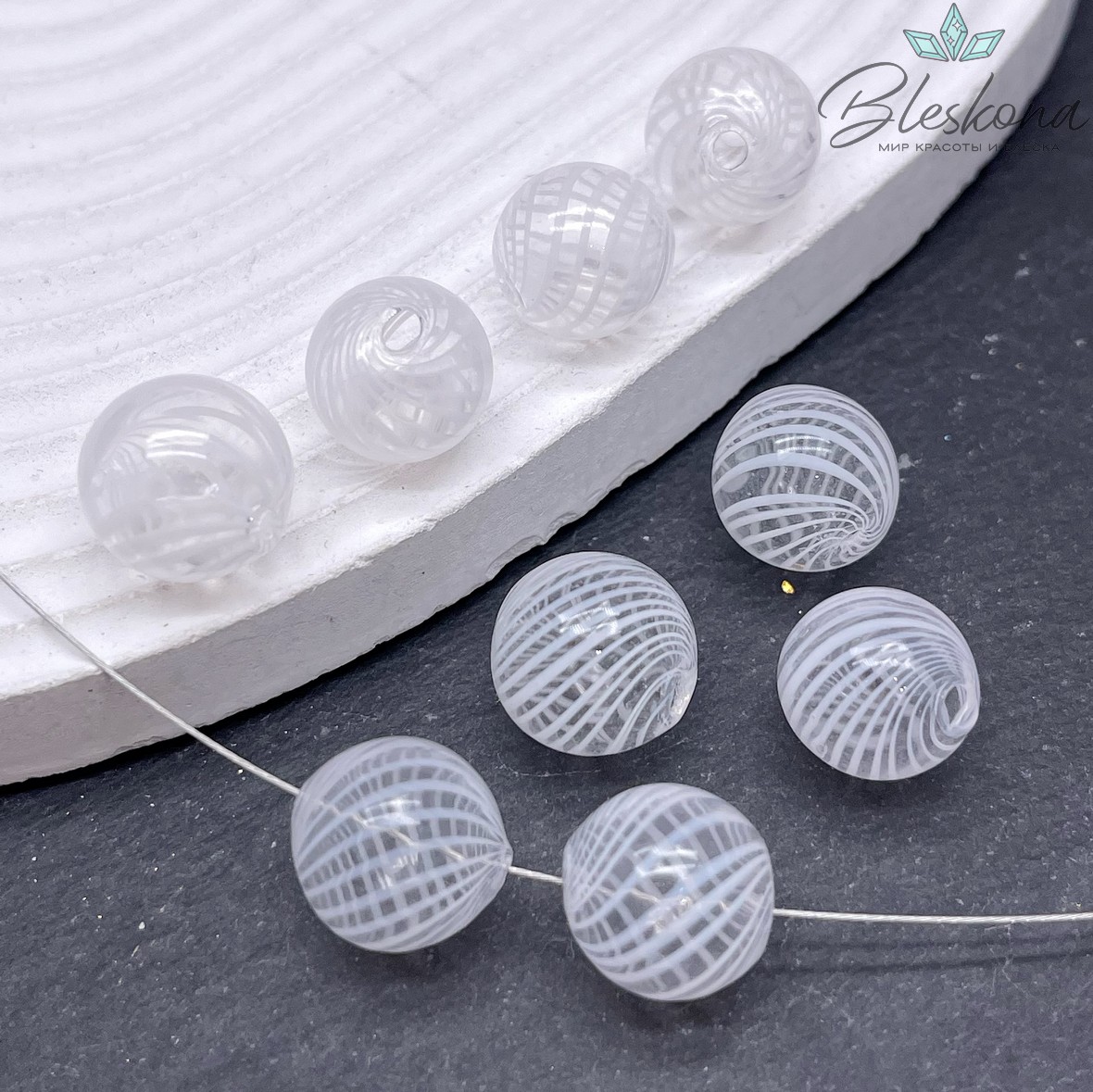 13 мм Бусина шар стекло прозрачное белые полосы