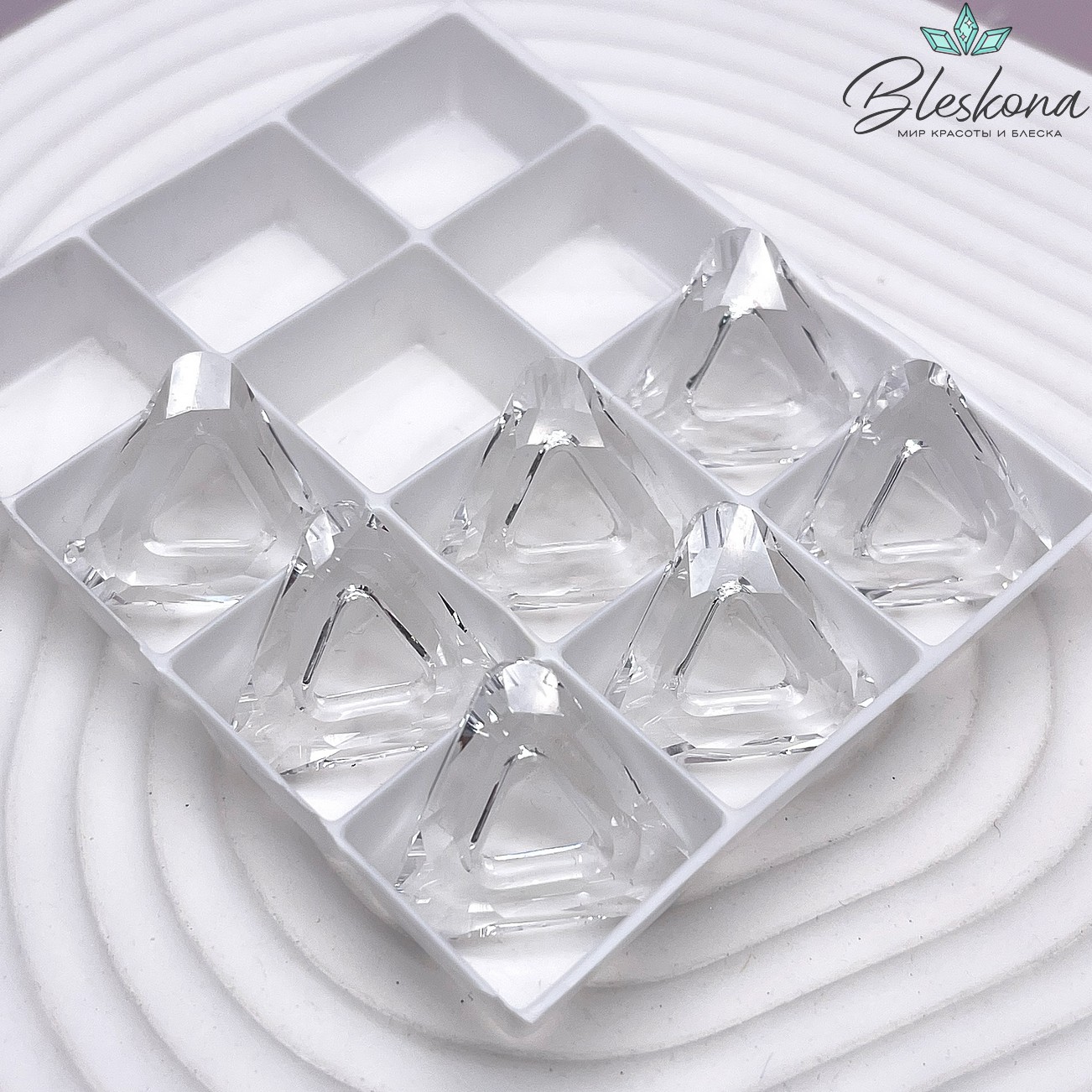 4737 Cosmic Triangle 20mm Crystal