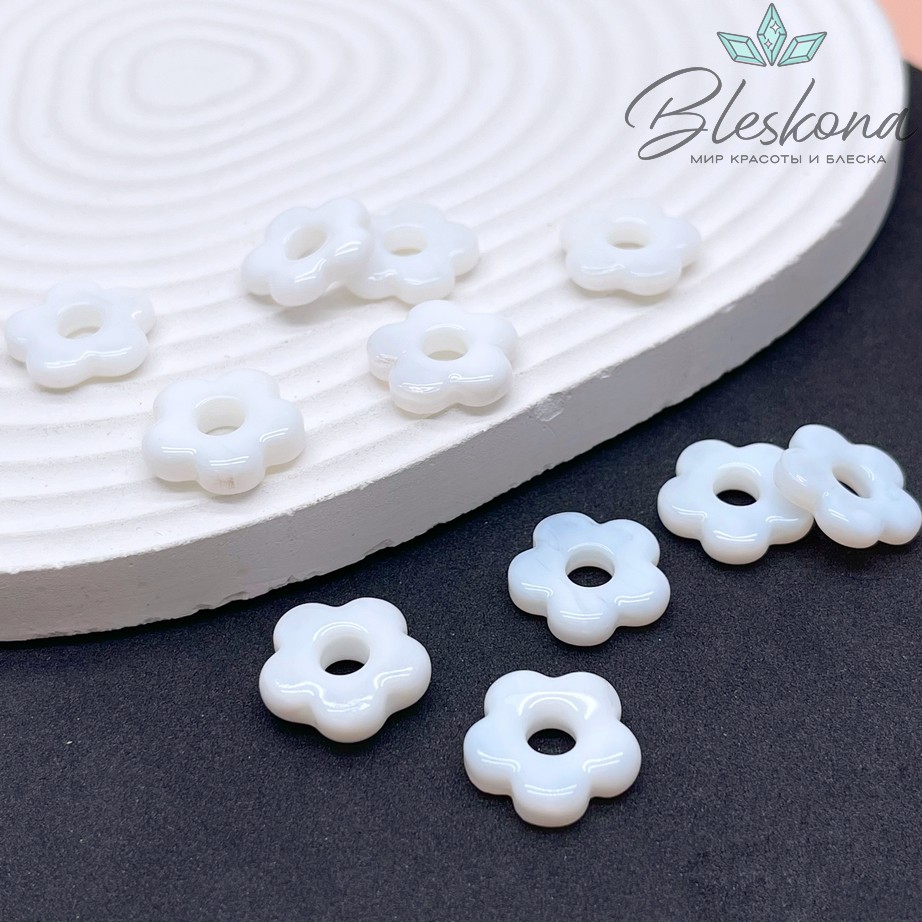 15 мм Подвеска цветок белый