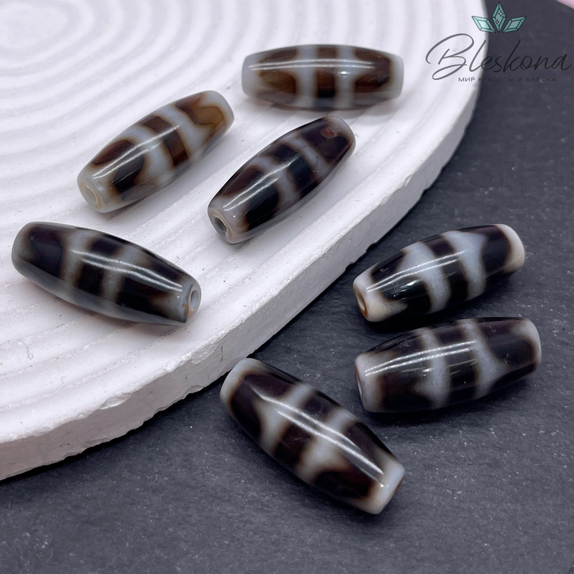 Бусина Дзи 2-й Тигриный Клык черно-белый бочонок 28*11 мм