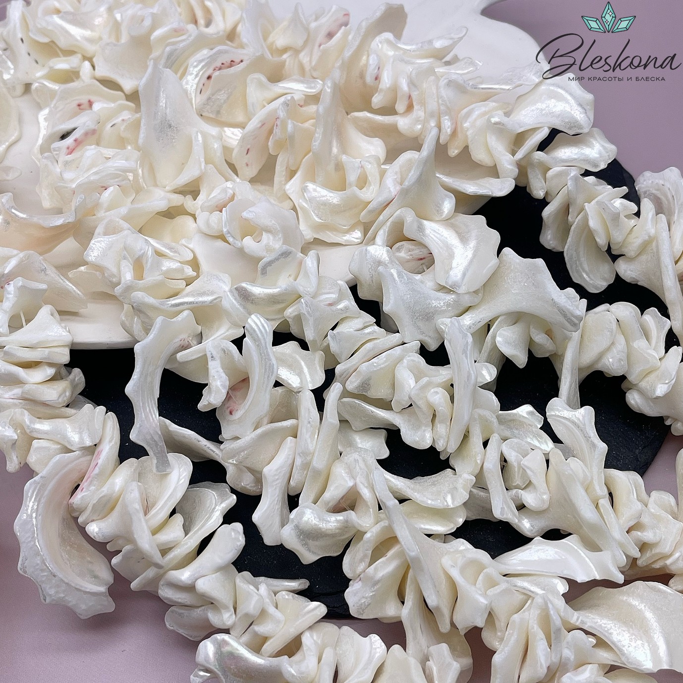 Перламутр белый сколы c красными вкраплениями 20-40 мм