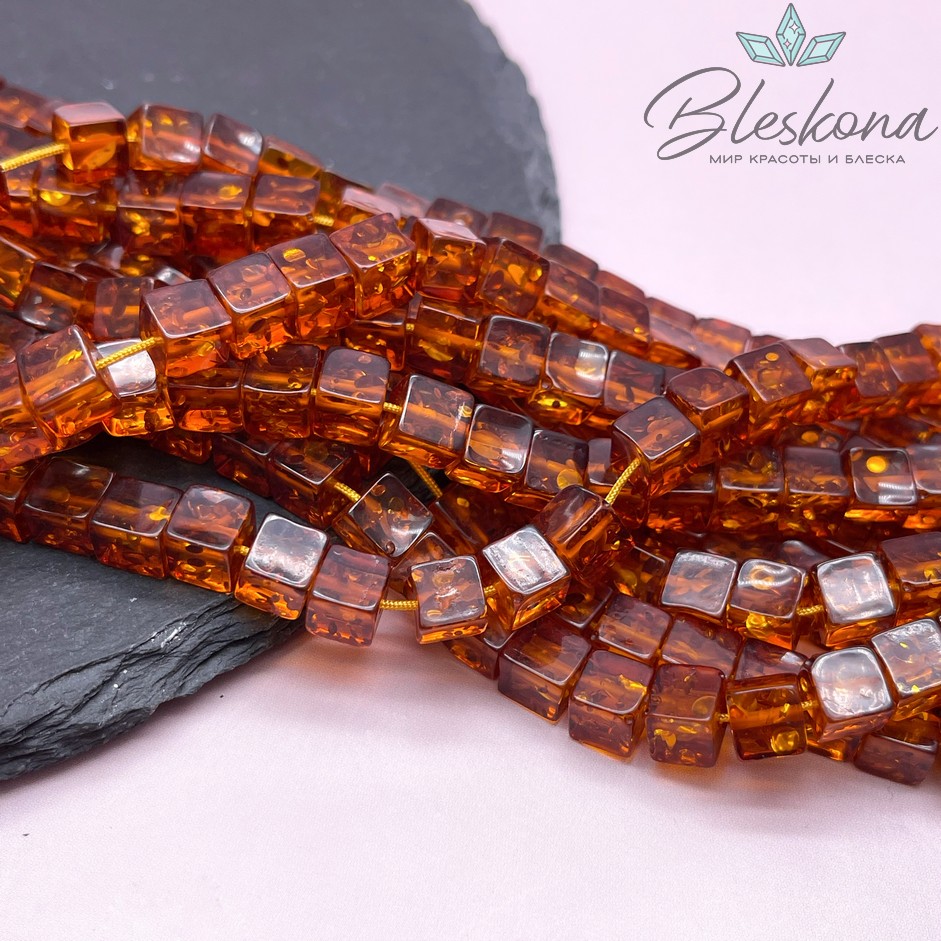 Янтарь коричневый  куб 7мм