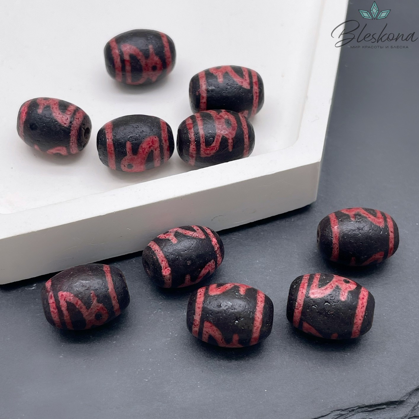 Бусина Дзи Кубера черно-красный бочонок 10*14 мм