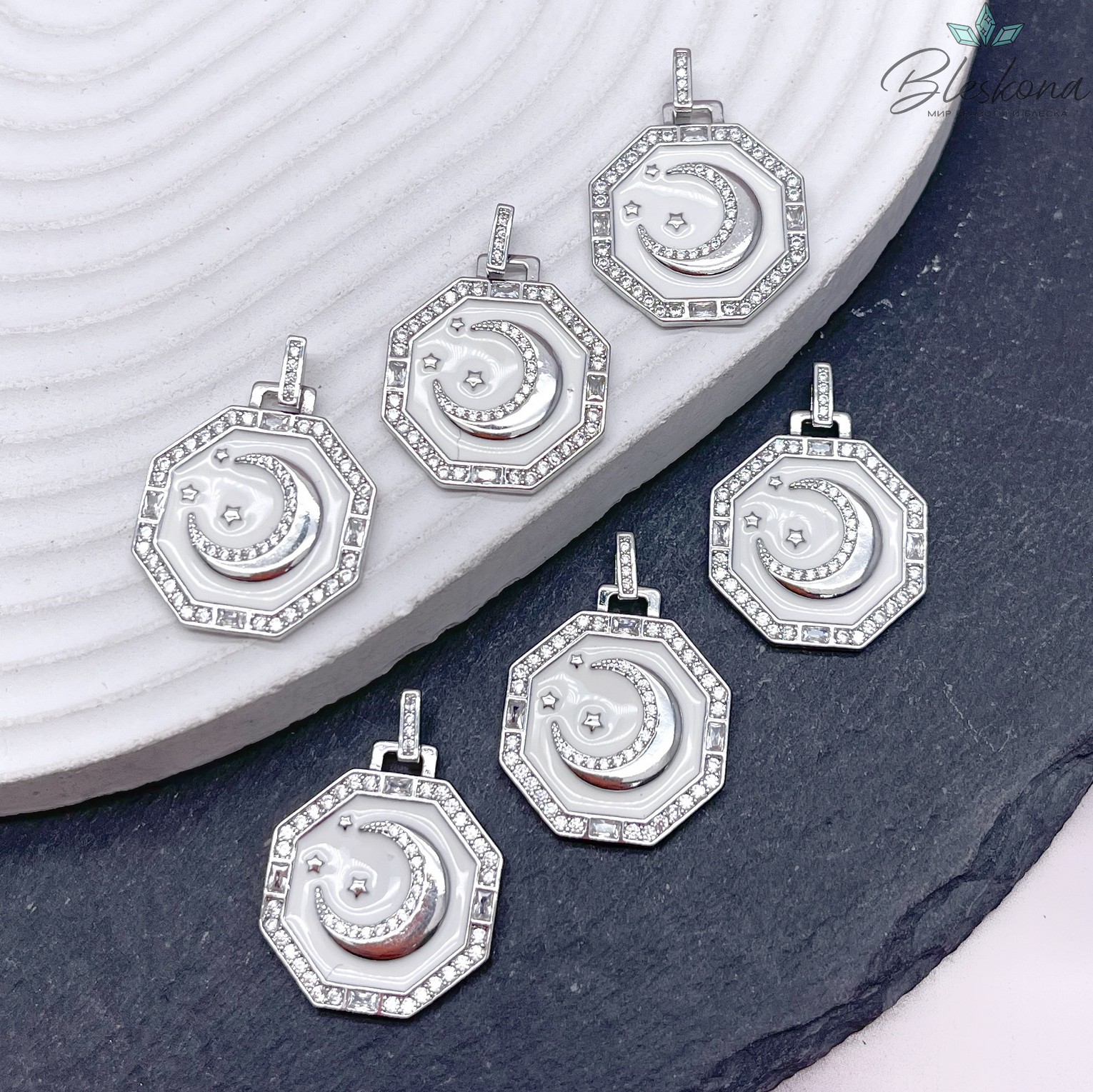 23*20 мм,Цвет серебро, Подвеска Полумесяц с белой эмалью цирконы