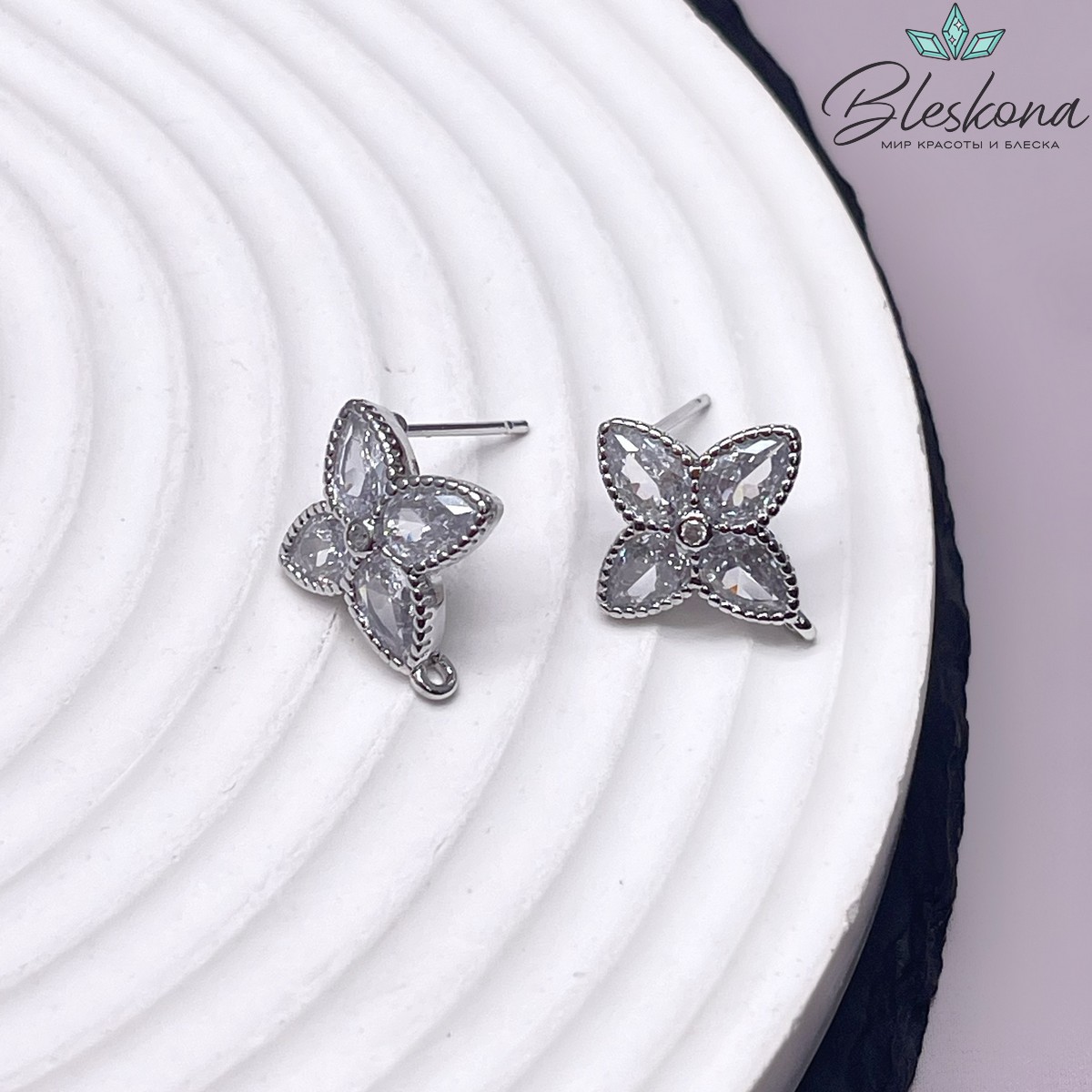 17*15 мм Цвет серебро, Пусеты цветочек цирконы 