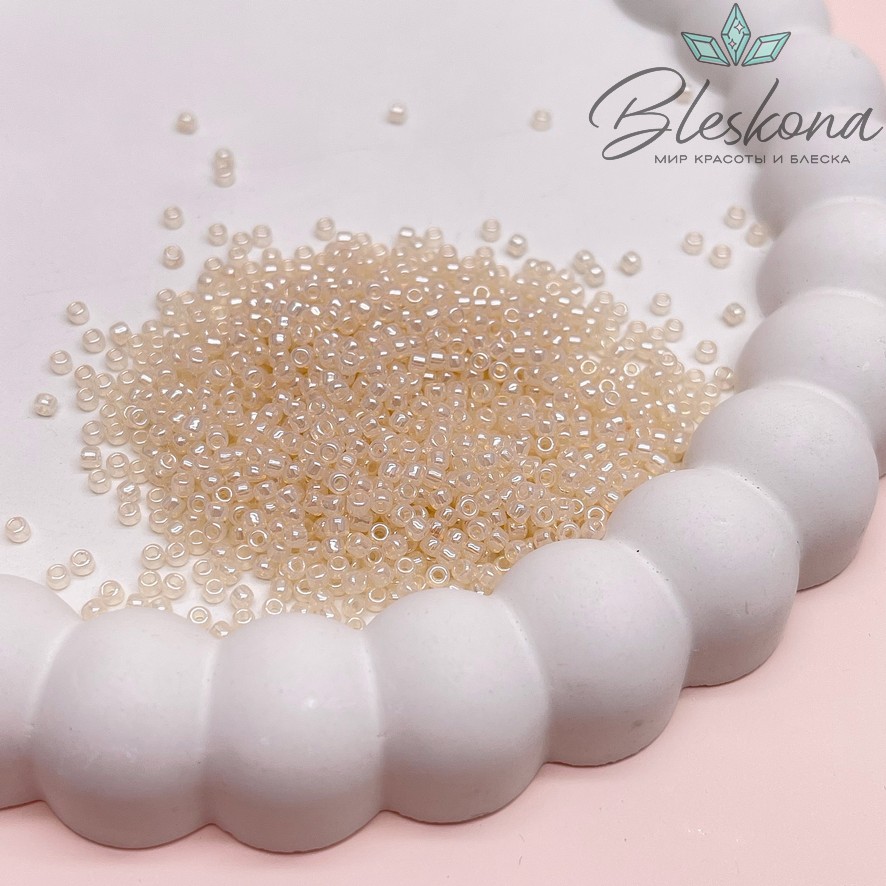 Бисер TOHO round 11/0 цвет №147 (оттенок молочного)