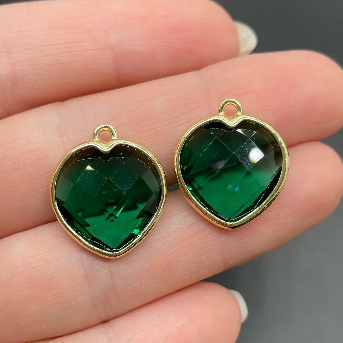 15 мм, Цвет золото, Подвеска сердце зеленое огранка