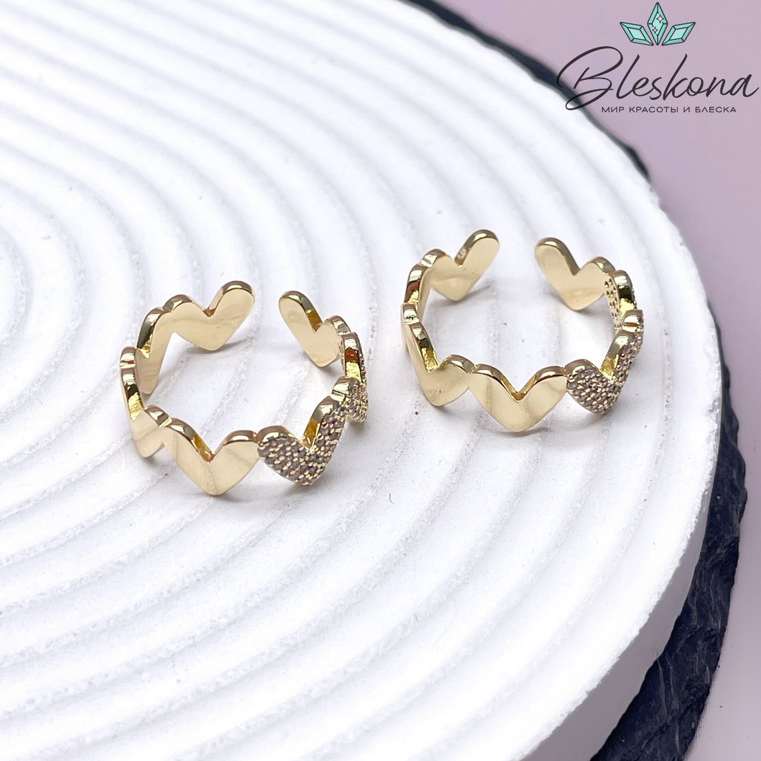21,5 мм Цвет золото, Кольцо безразмерное сердечки с цирконами 