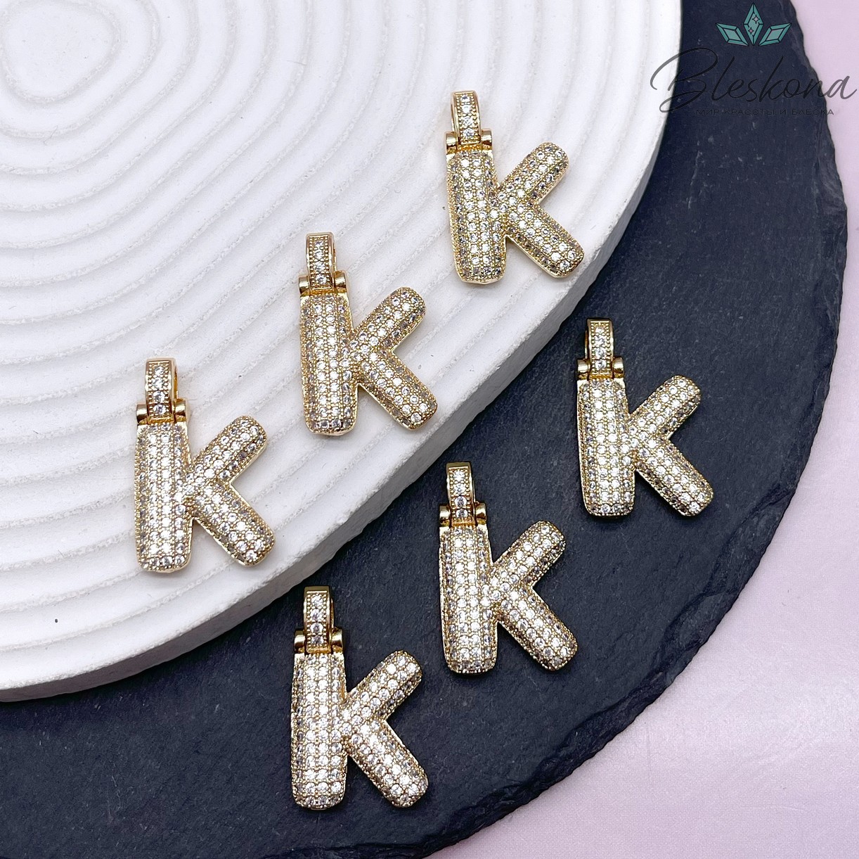 28 мм, Цвет золото, Буква цирконы объемная с бейлом K