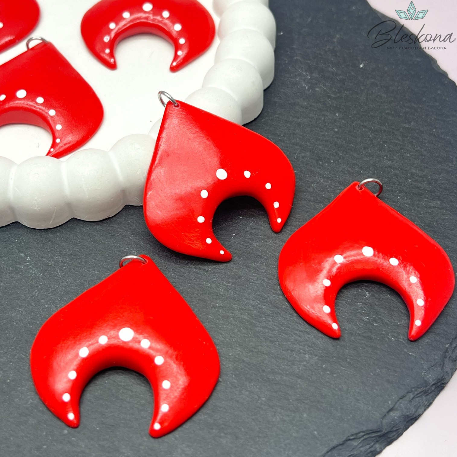 48*45 мм, Цвет серебро, Подвеска кокошник красный с белыми точками