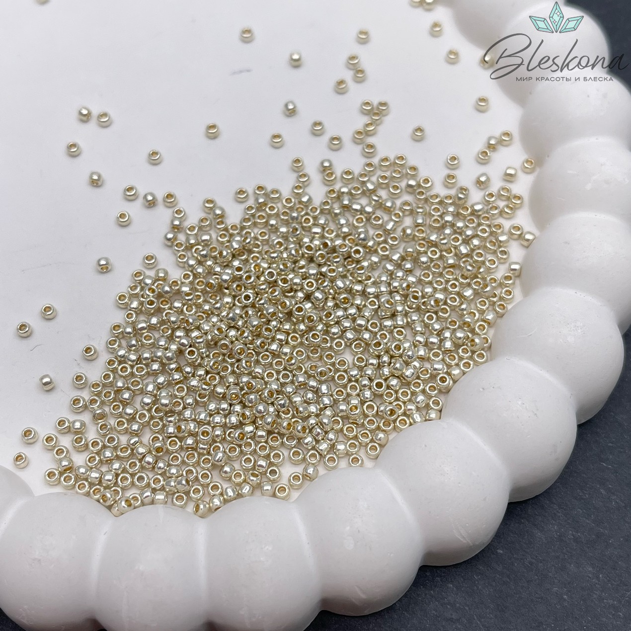 Бисер TOHO round 11/0 цвет №PF558 (оттенок золотого)