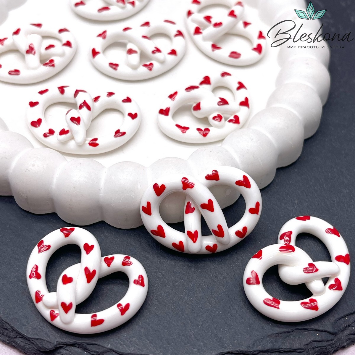 24*34 мм Подвеска Крендель белый красные сердечки