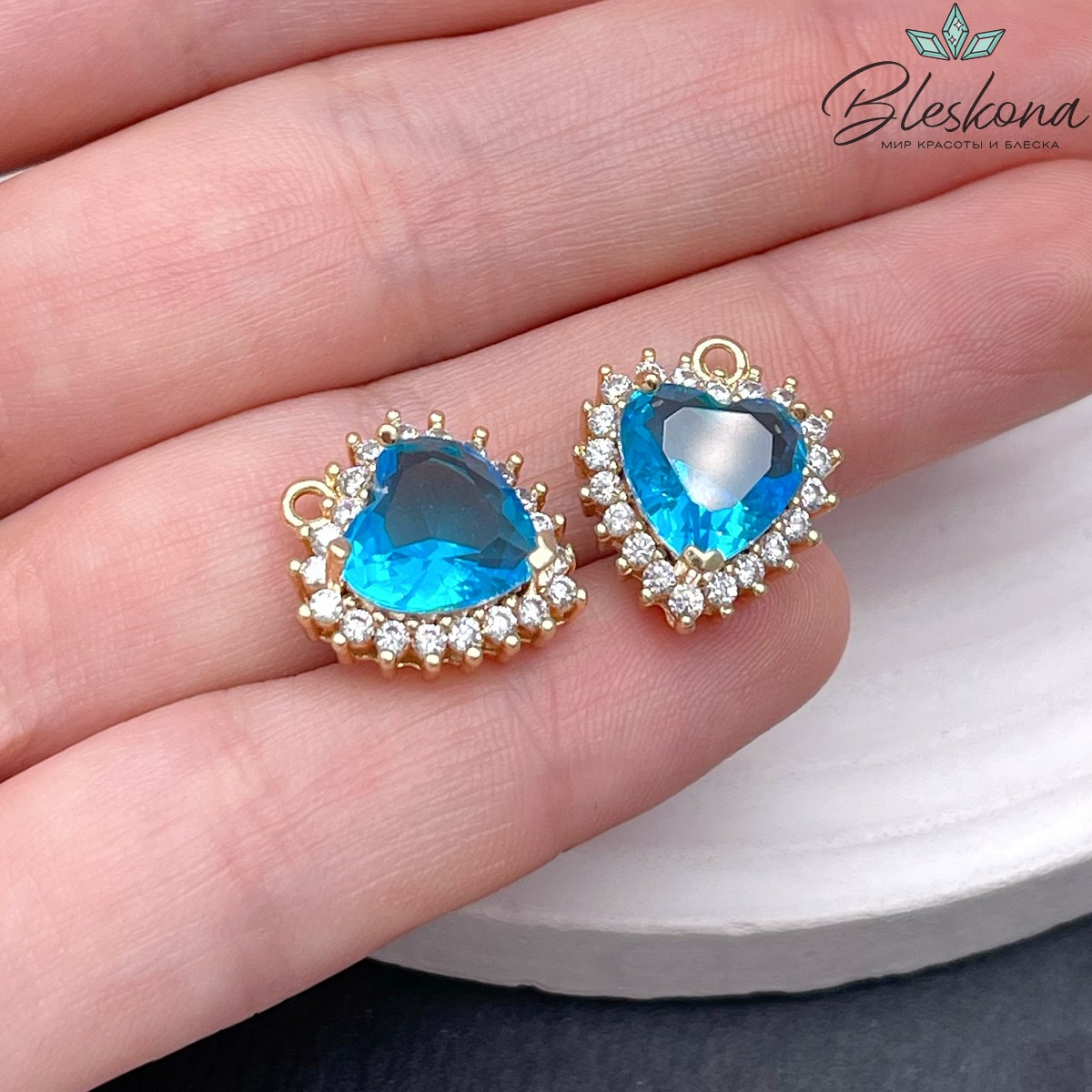 17*14 мм Цвет золото, Подвеска Сердце крупный темно-голубой циркон CBK454