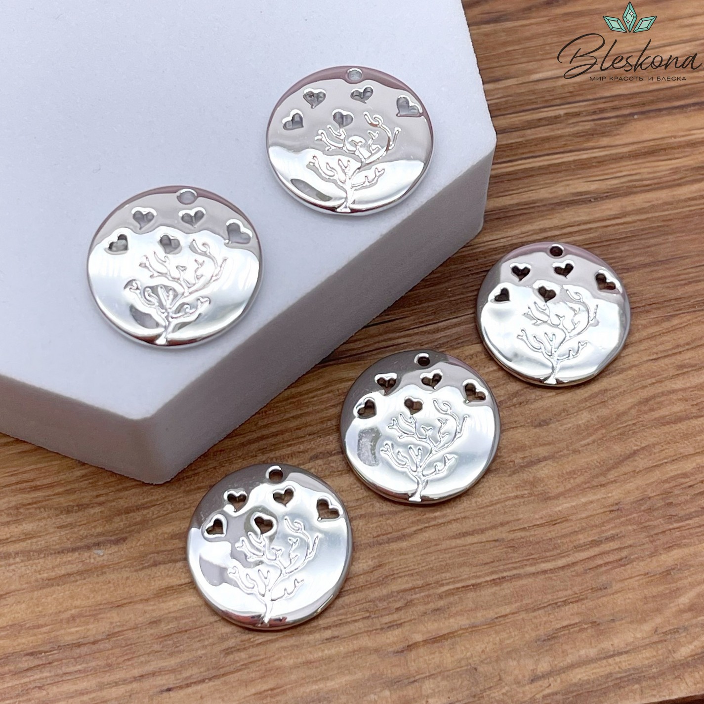 16,7*17 мм Цвет серебро, Подвеска круг дерево с сердечками