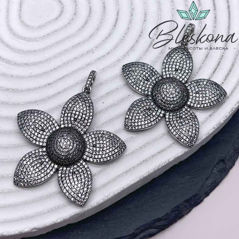 41,5*40,5 мм Цвет темное серебро, Подвеска цветочек с цирконами и бейлом