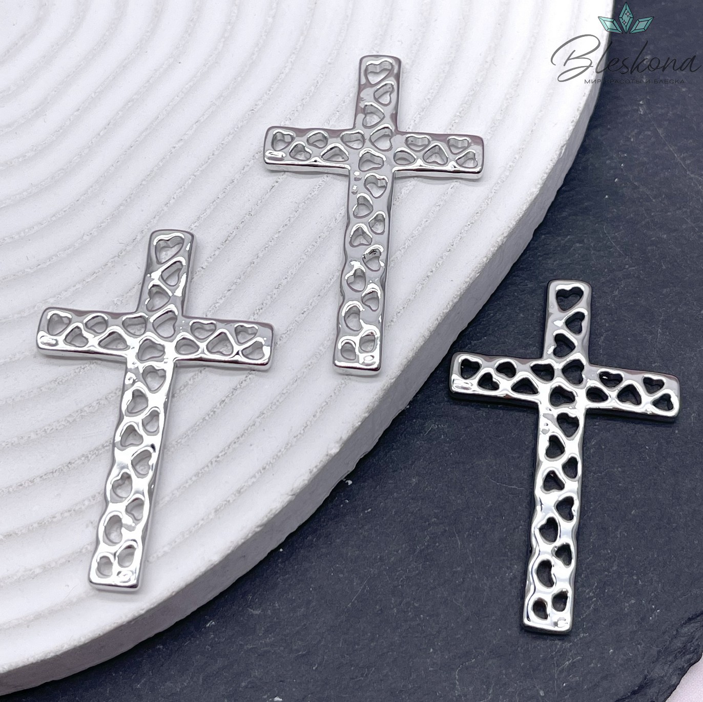 45*29 мм Цвет серебро, Подвеска крест резной сердца 