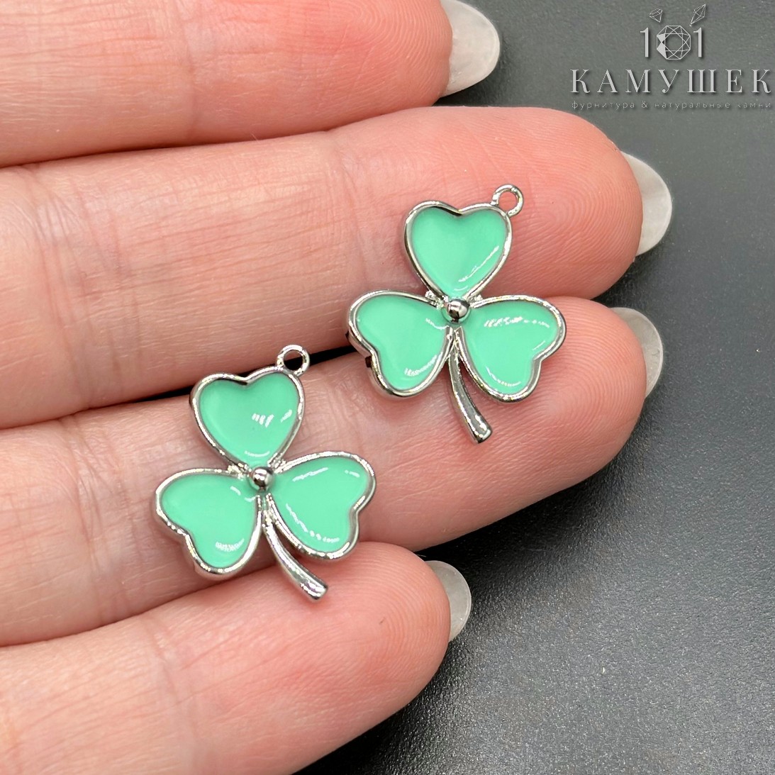 15,5*17,5мм, Подвеска Клевер эмаль Тиффани, цвет серебро 