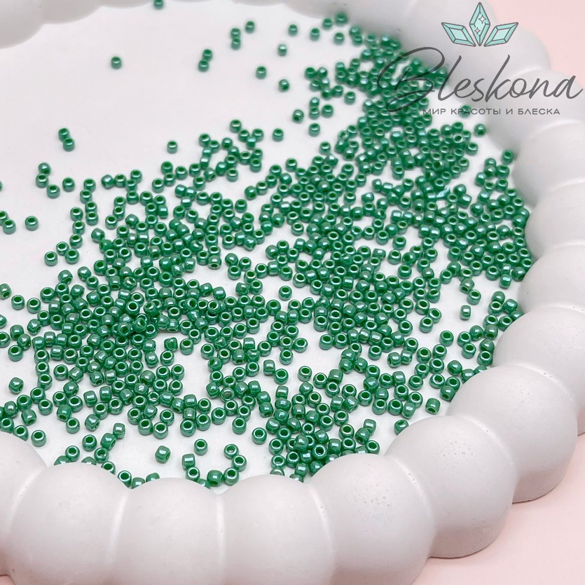 Бисер TOHO round 11/0 цвет №130D (оттенок светло-зеленого)