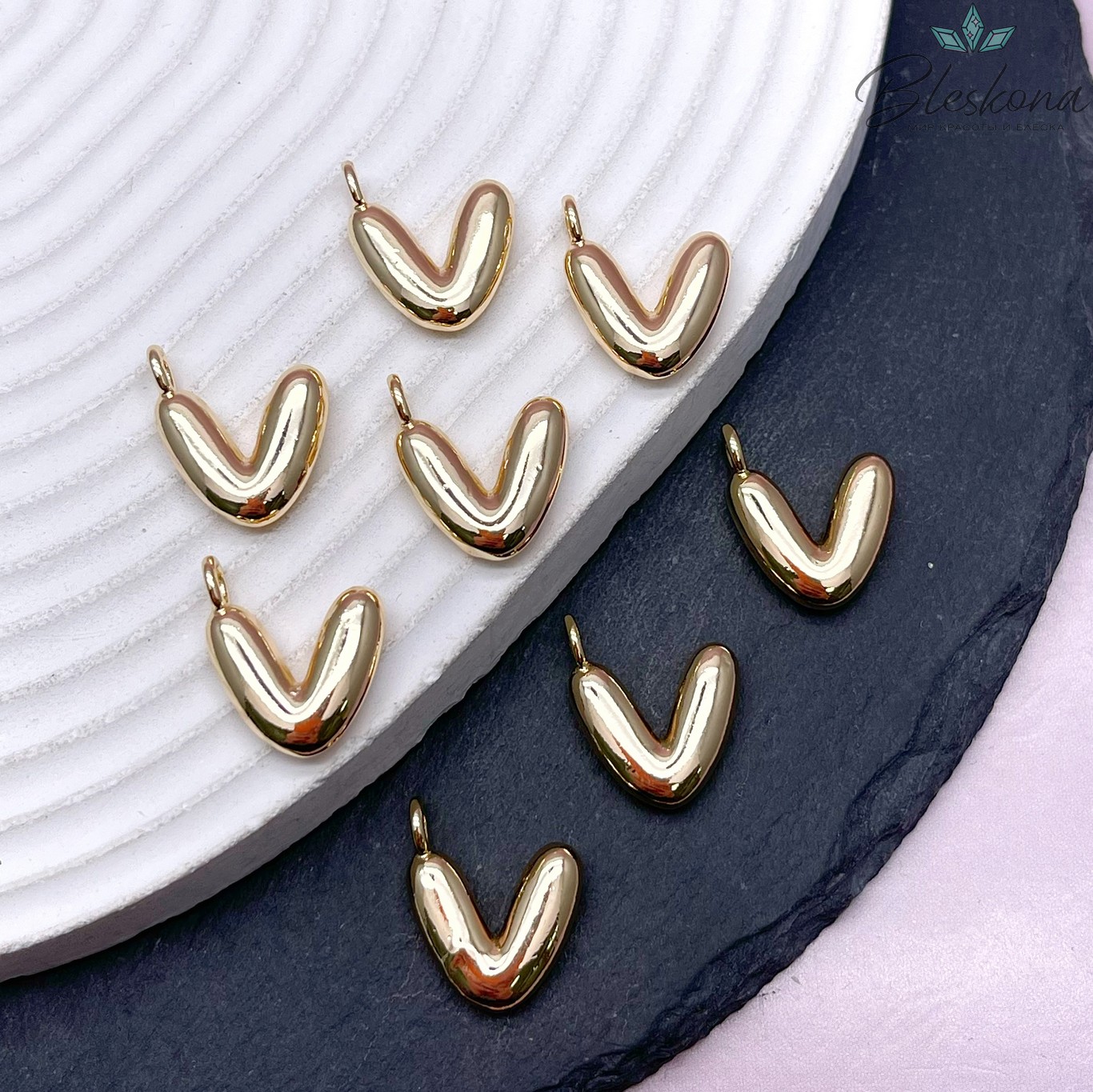 18 мм, Цвет золото, Буква объемная V