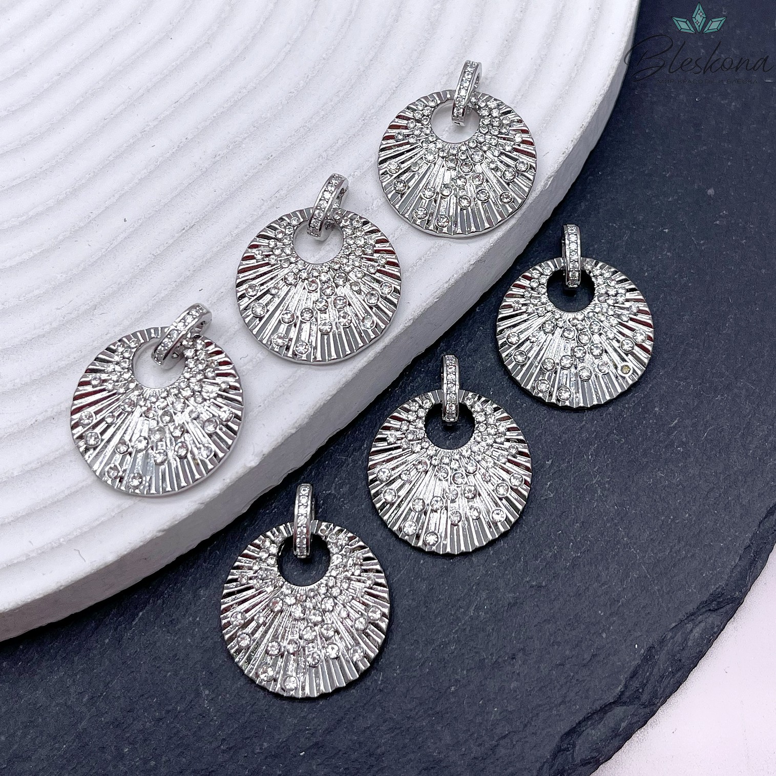 20 мм, Цвет серебро, Подвеска круг с бейлом цирконы