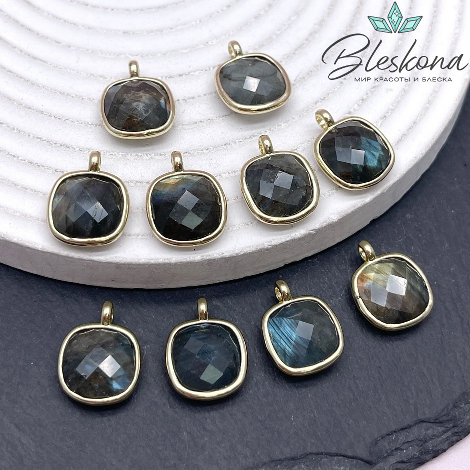 13мм, цвет золото ,Подвеска квадрат Лабрадор в обрамлении 