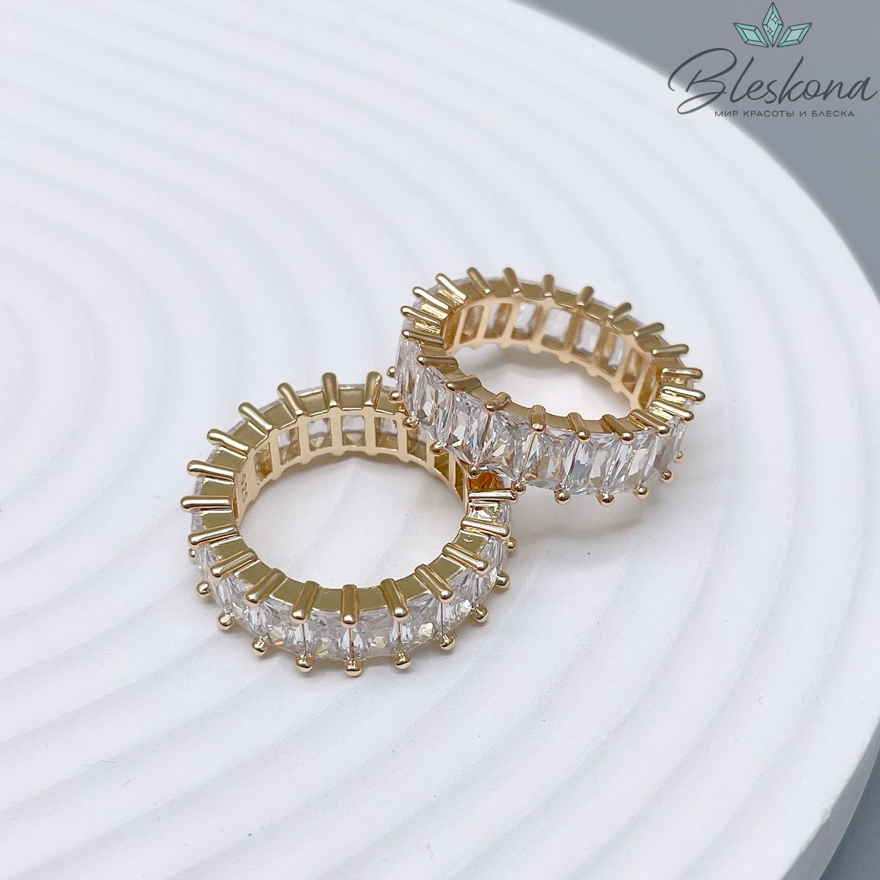23 мм Цвет золото, Кольцо неразъемное белые цирконы Люкс 