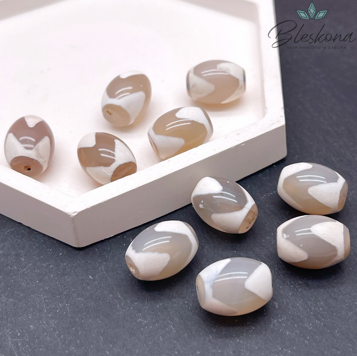 Бусина Дзи Тигриный клык серо белый бочонок 16*12 мм