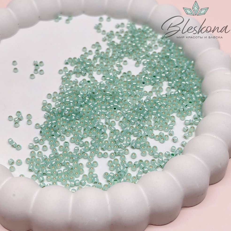 Бисер TOHO round 11/0 цвет №2118 (оттенок светло-зеленого)
