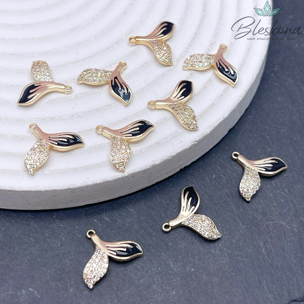 12*15 мм, цвет золото, Подвеска Хвост кита цирконы, черная эмаль 