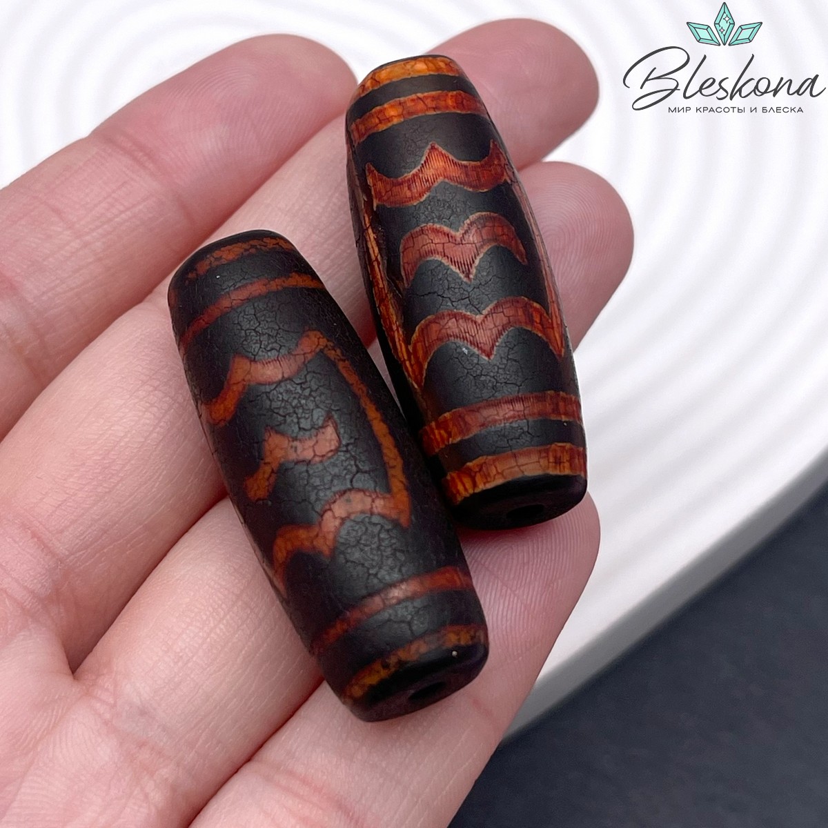 Бусина Дзи Птица Гаруда красно-черный бочонок 40*14 мм