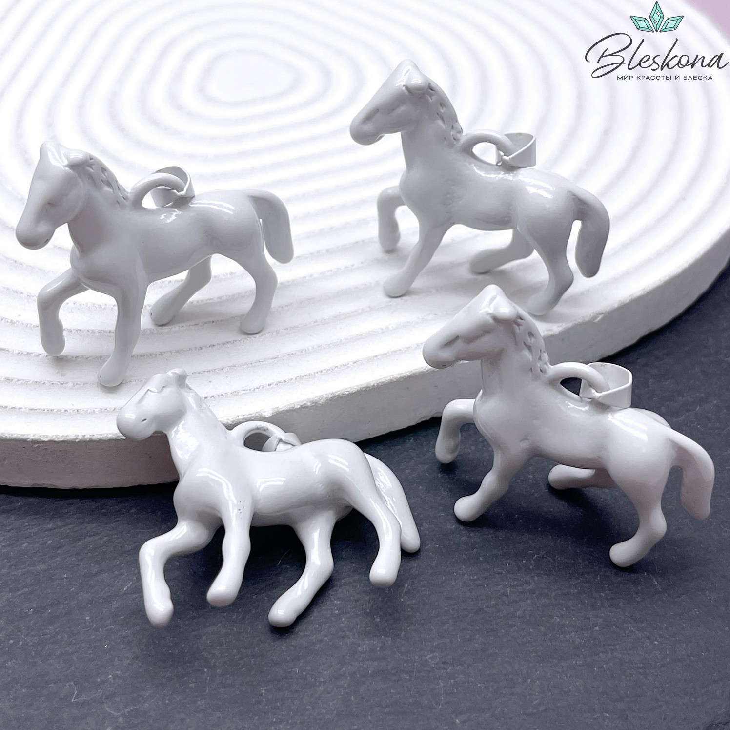 36*42 мм Подвеска Лошадь белая эмаль