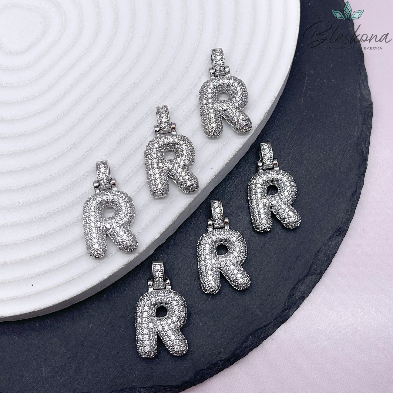 28 мм, Цвет серебро, Буква цирконы объемная с бейлом R
