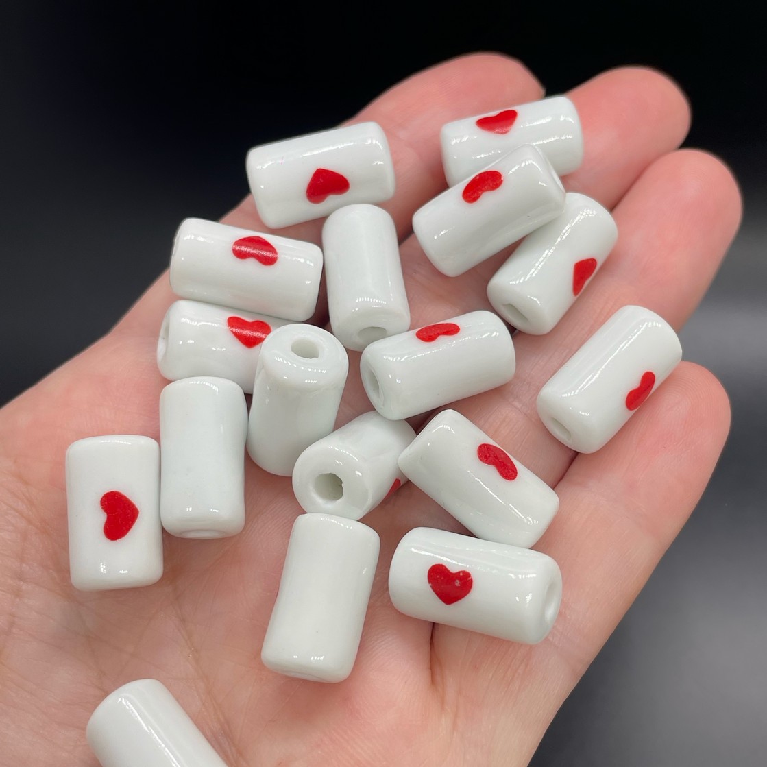 16*9 мм Бусина трубочка, керамика цвет белый сердце красное