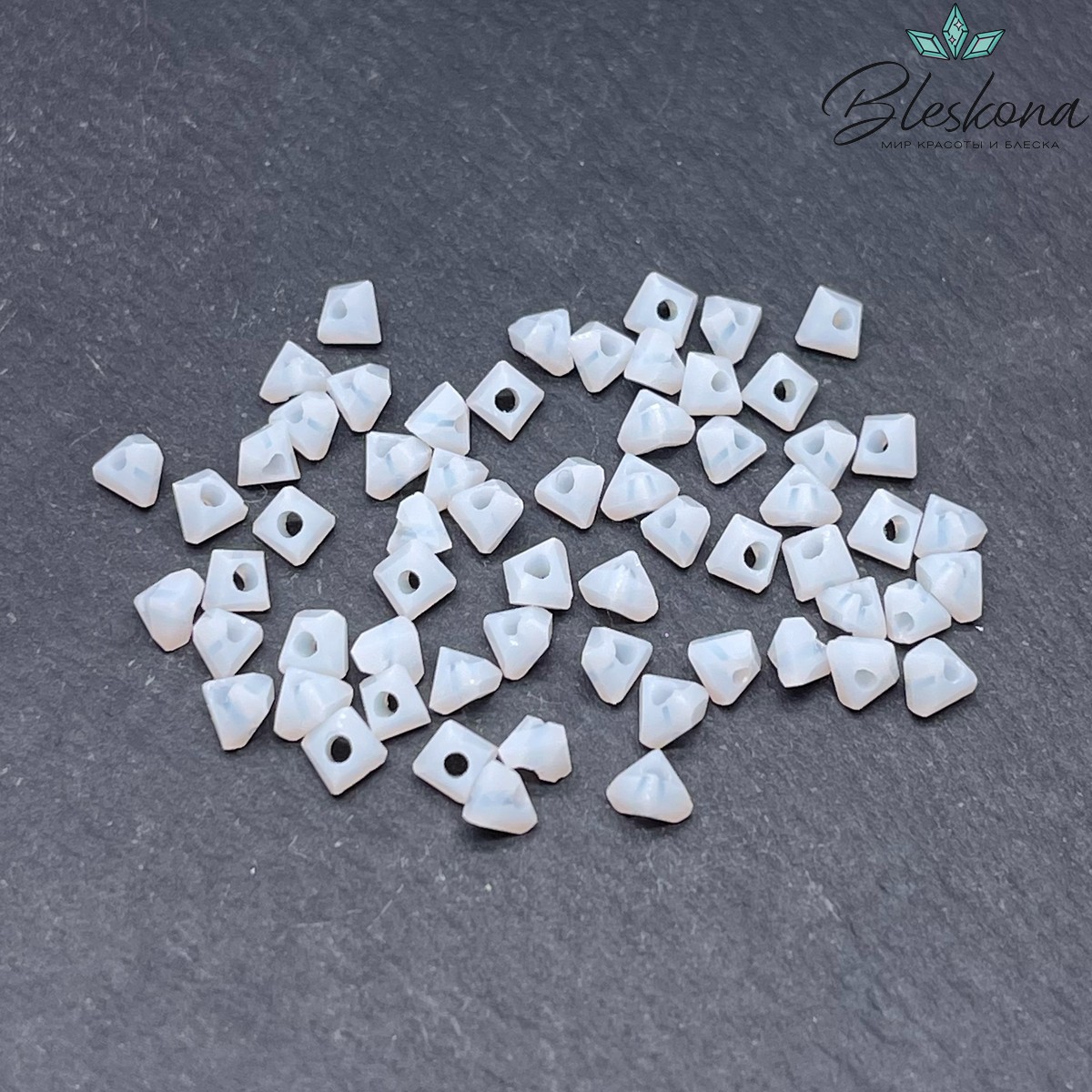 Чешское стекло №50 4,5мм треугольник