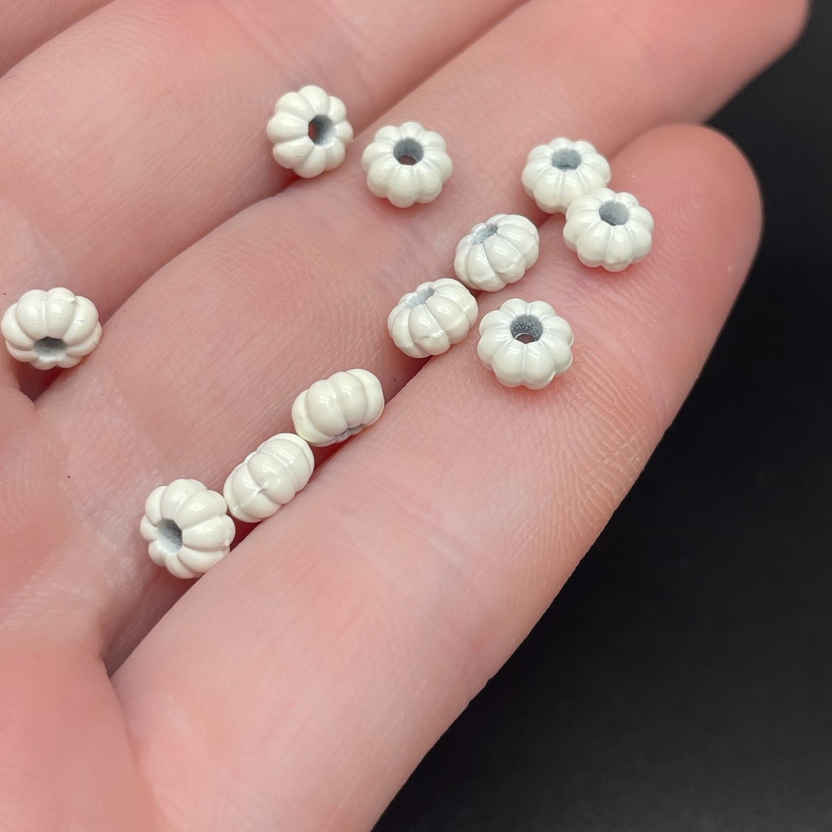 5,5 мм , Бусина - разделитель ромашка белая эмаль уп.10шт