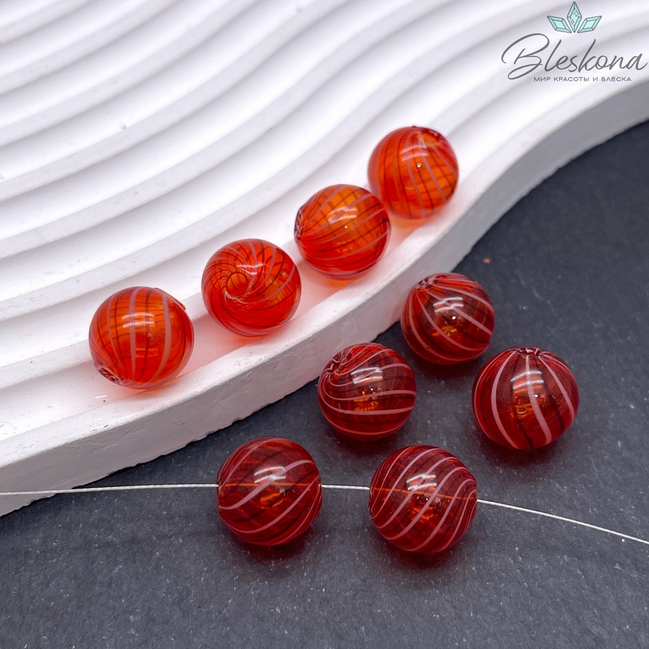 14 мм Бусина шар стекло красное бело- черные  полосы