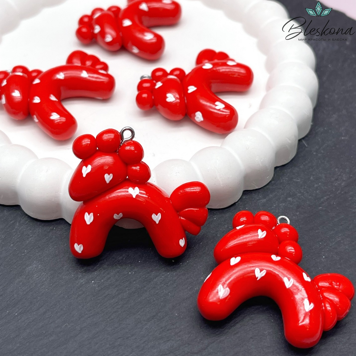 38*35 мм, Цвет серебро, Подвеска Лошадка красная с белыми сердечками