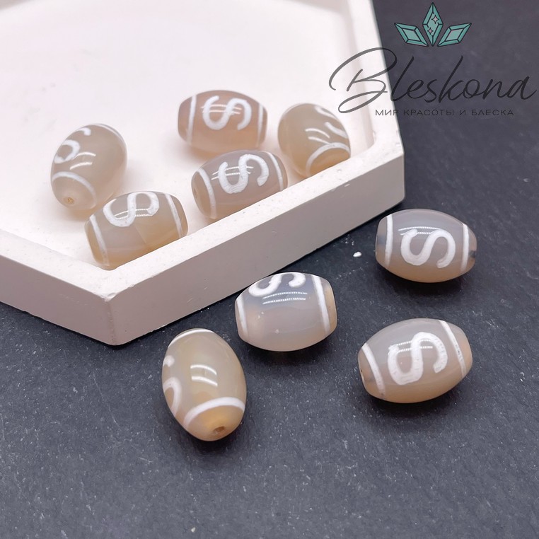 Бусина Дзи Денежный крючок серо-белый бочонок 16*12 мм