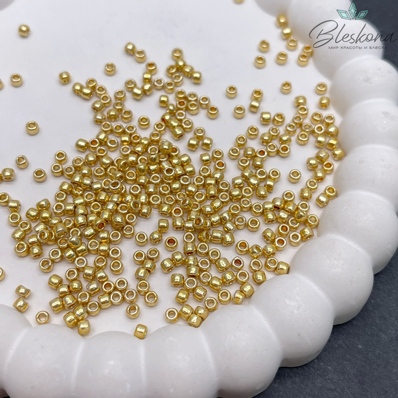 Бисер TOHO round 8/0 цвет №PF557 (оттенок золотого)