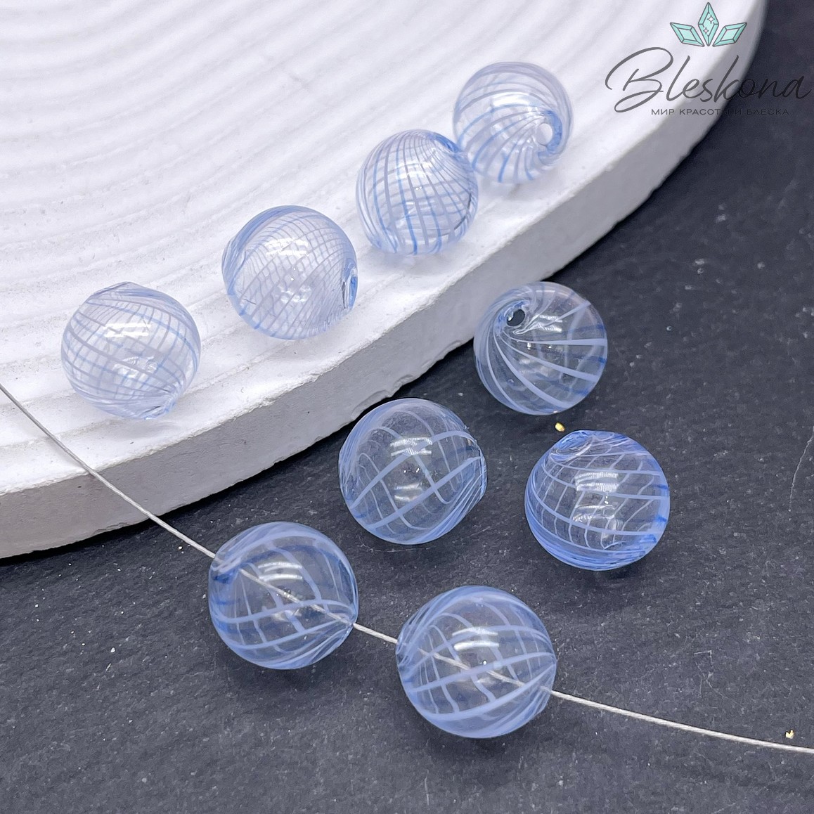 13 мм Бусина шар стекло прозрачное бело- синие полосы