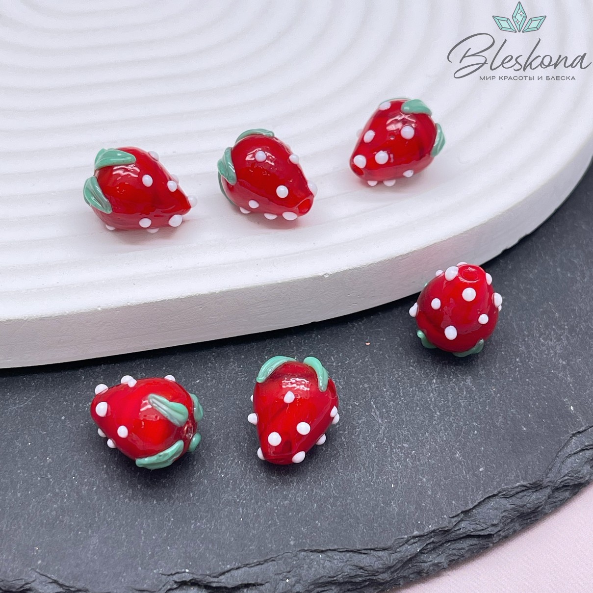 14*12 мм Бусина клубничка красная с белыми точками