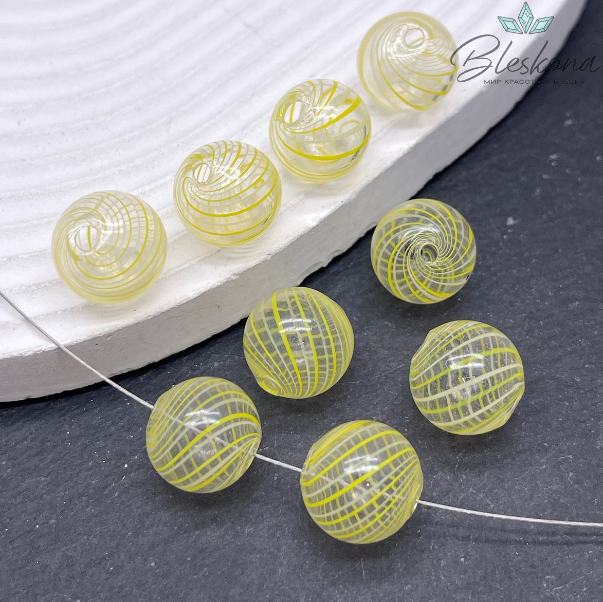 14 мм Бусина шар стекло прозрачное бело- желтые полосы