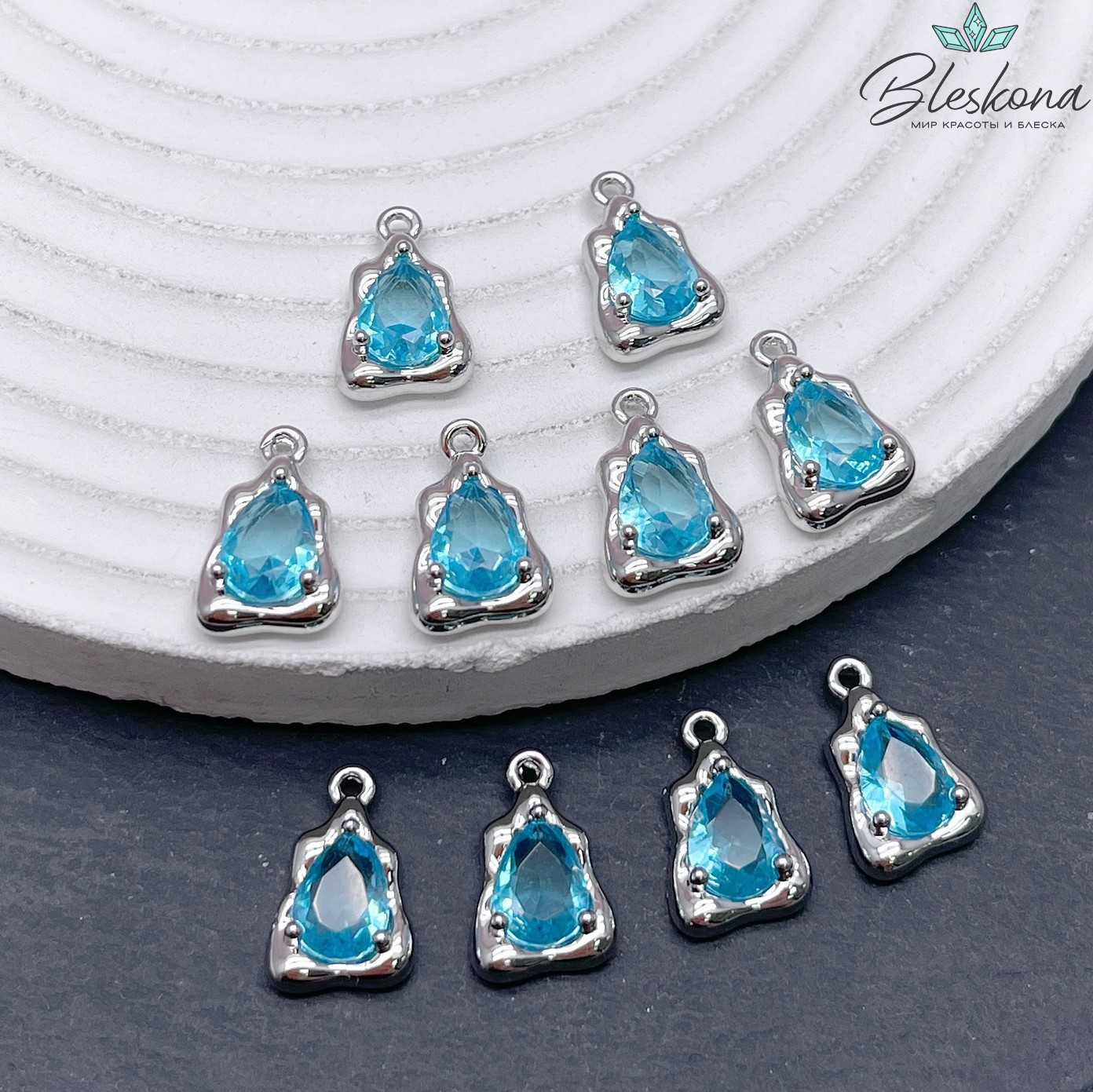 14,5*9,5 мм Цвет серебро, Подвеска треугольник фриформ голубой циркон
