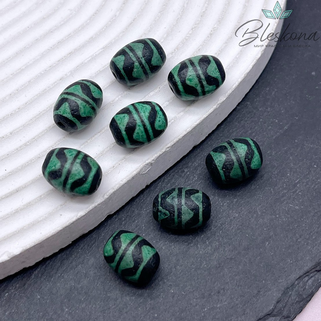 Бусина Дзи 2-й Тигриный клык черно-зеленый бочонок 10*12 мм