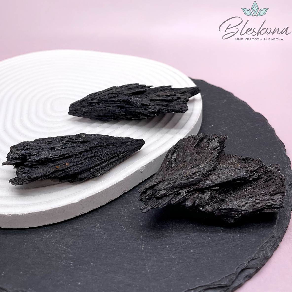 Черный кианит (ведьмина метла) необработанный 70-80 мм