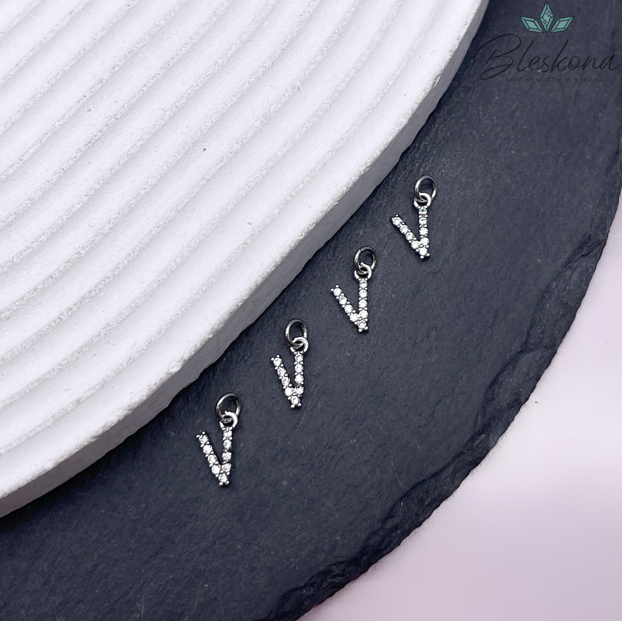 8,6мм Цвет серебро, Буква V цирконы 