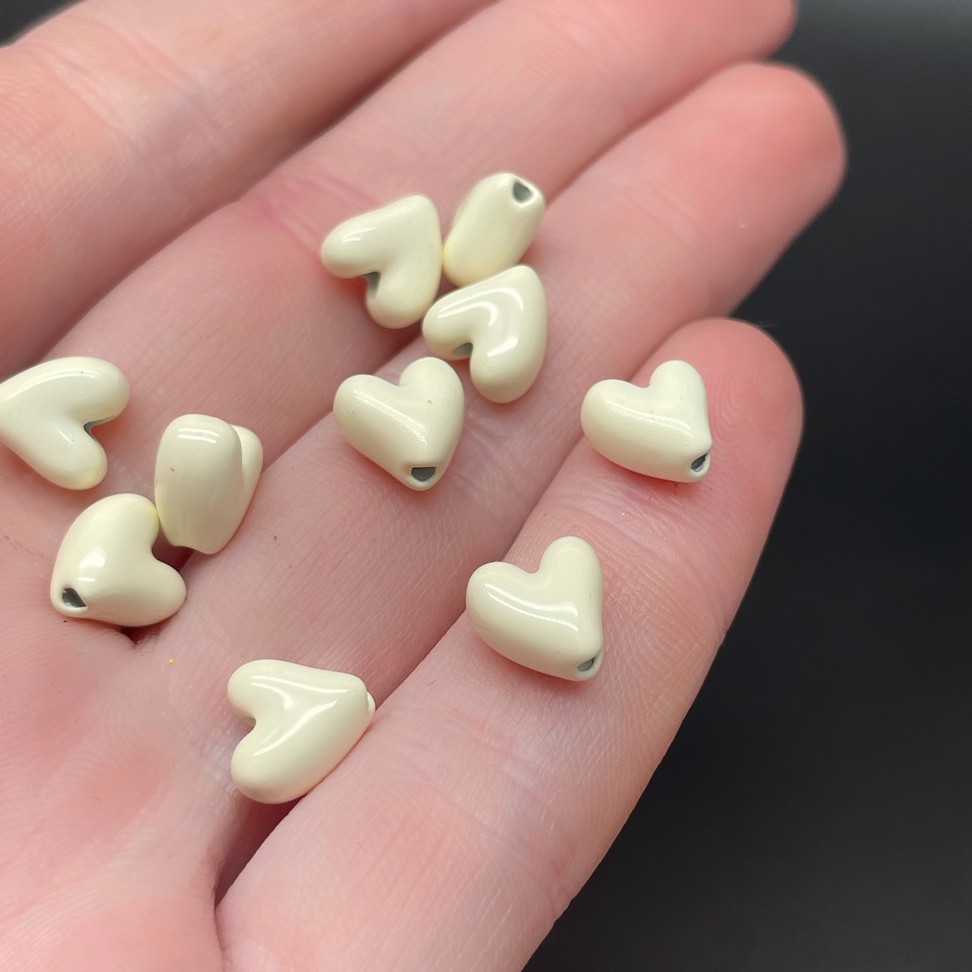 8 мм , Бусина сердце белая эмаль уп.10шт 