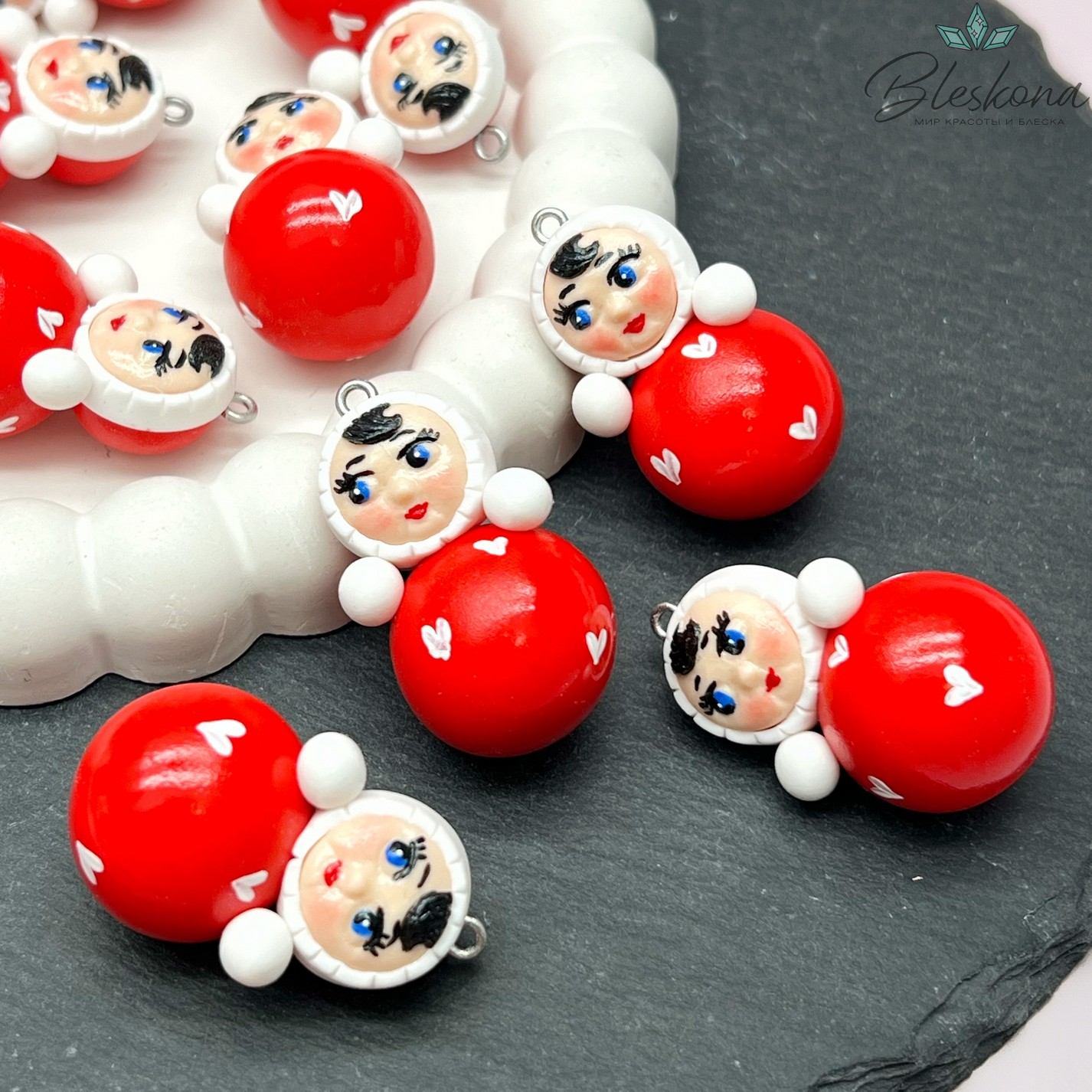 36*20,5 мм, Цвет серебро, Подвеска Неваляшка красная белые сердечки 